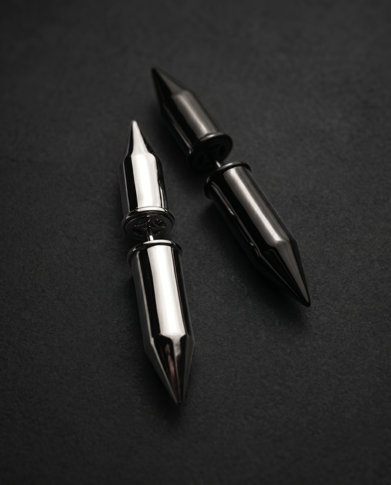 Single mirror-polished spike stud earring in silver and black