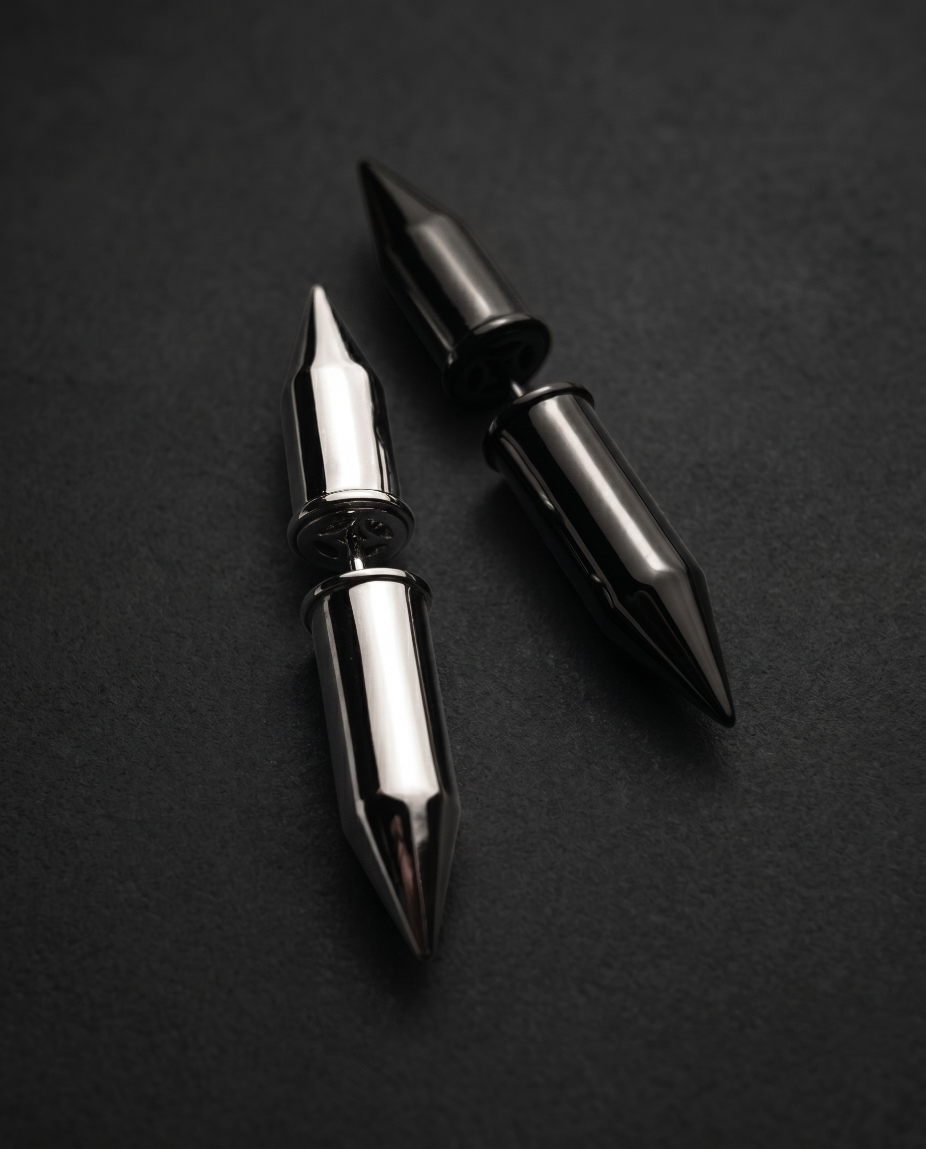 Single mirror-polished spike stud earring in silver and black